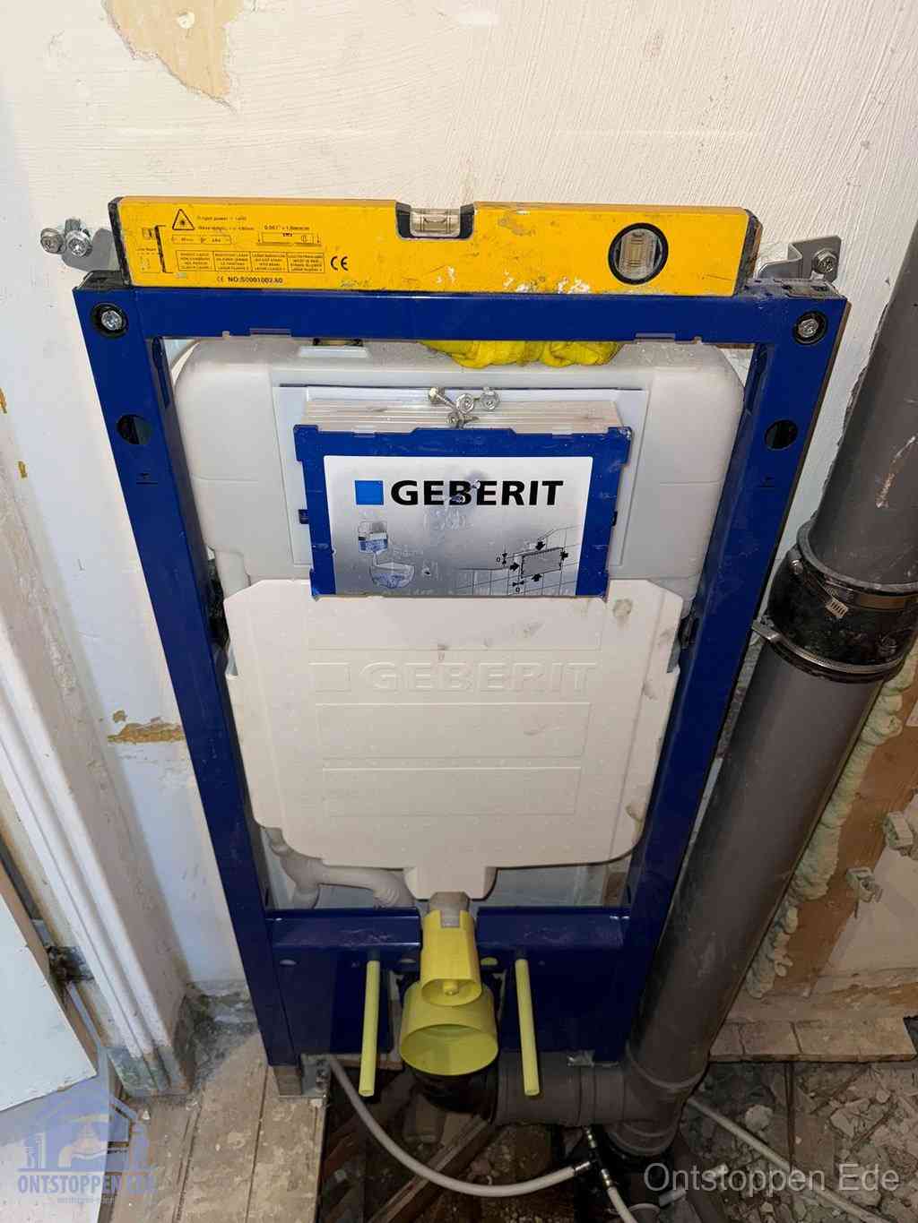 Een Geberit inbouwreservoir met frame voor een hangtoilet tegen de wand, met de afvoerbocht naar de vloer, kenmerkend voor een verstopt hangtoilet in Ede