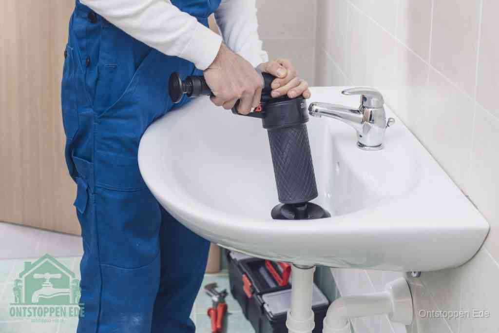 Een te ruwe doe-het-zelf poging met een hand-pomp op de afvoer van een badkamer-wastafel, een van de veelgemaakte fouten bij afvoer ontstoppen in Ede