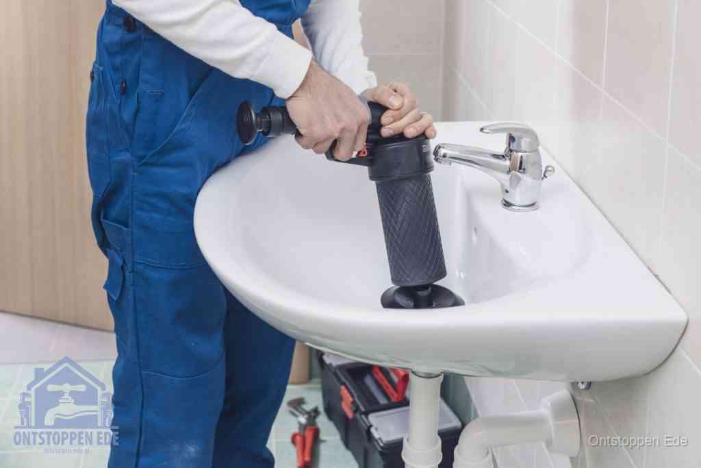 Een te ruwe doe-het-zelf poging met een handmatige perslucht-ontstopper op een sanitair-afvoer, een van de veelgemaakte fouten bij wc ontstoppen in Ede
