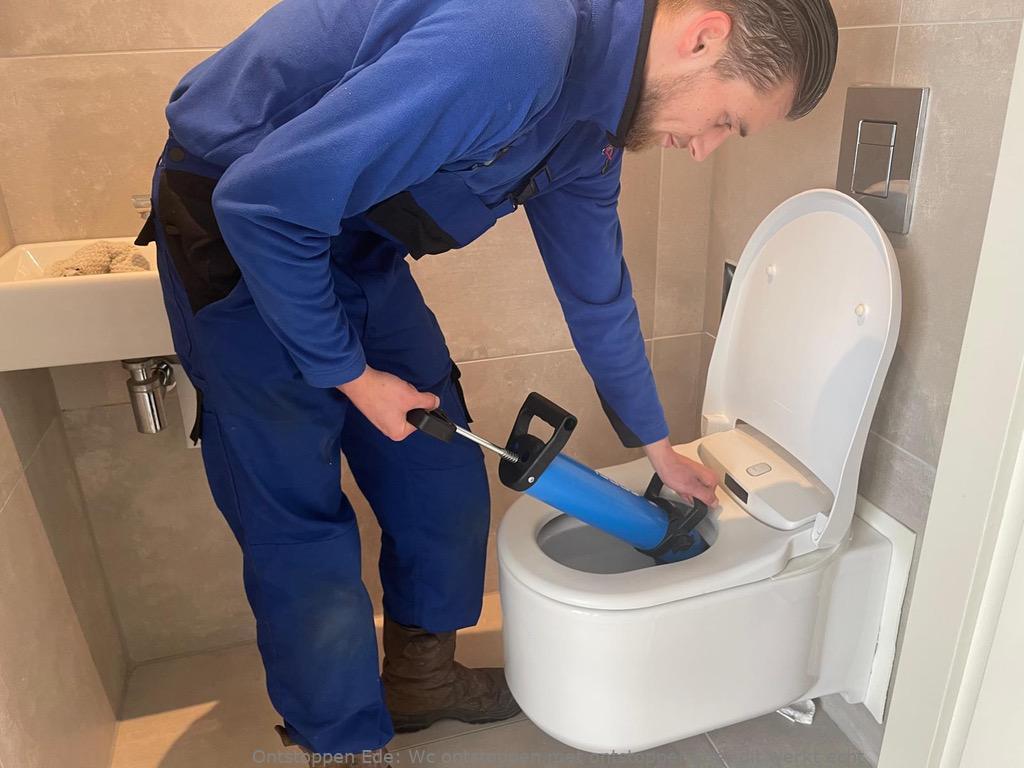 Wc ontstoppen met ontstopper Ede: dit werkt echt