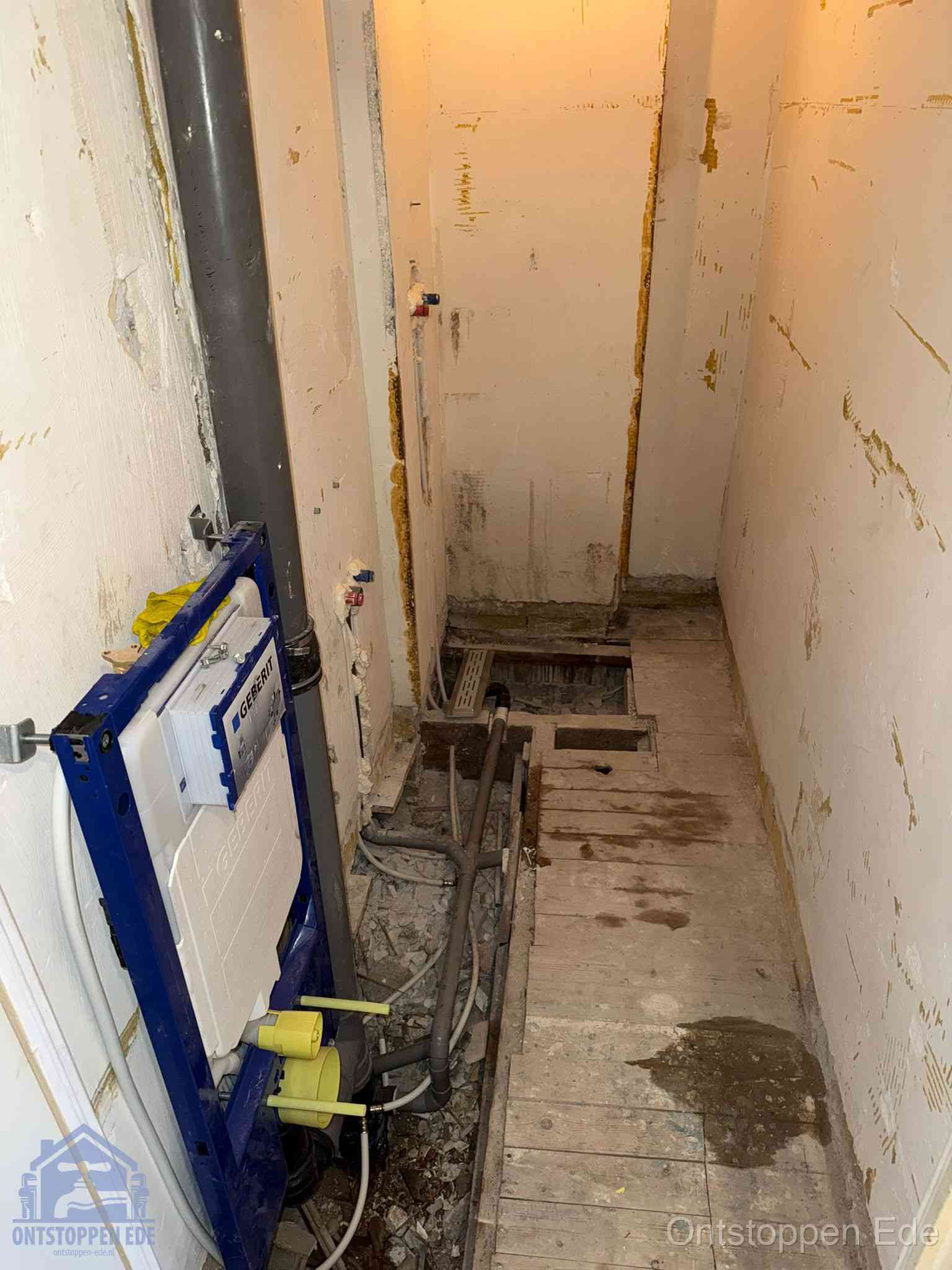 Een opgebroken toiletruimte tijdens renovatie met een Geberit inbouwreservoir en blootliggende oude afvoerleidingen, typisch voor oudere woningen in Ede